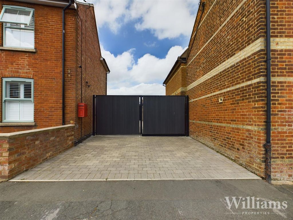 Property photo 1 of 9 Cam02861G0-Pr0191-Still004.Jpg