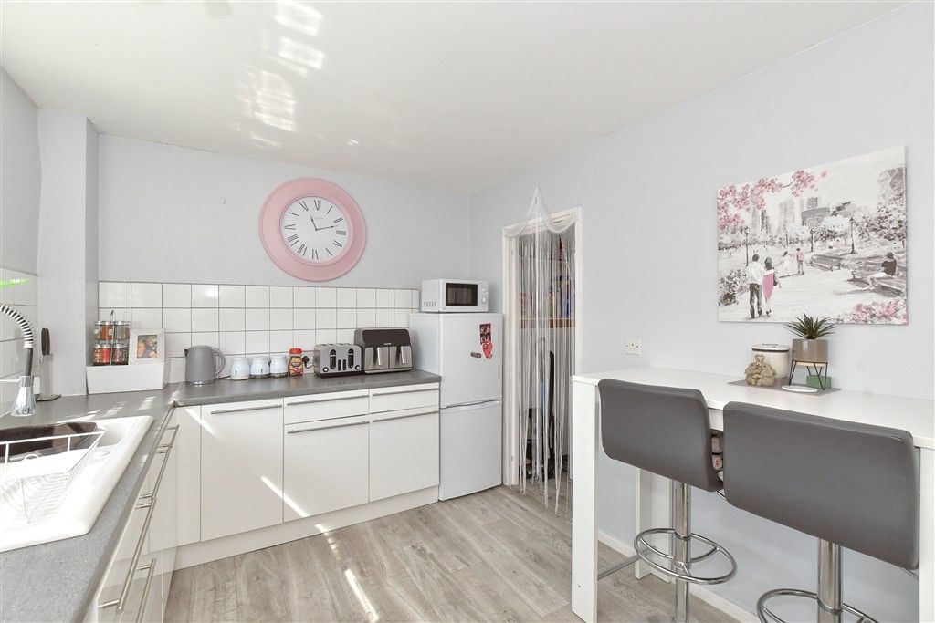 Property photo 3 of 8 Kitchen