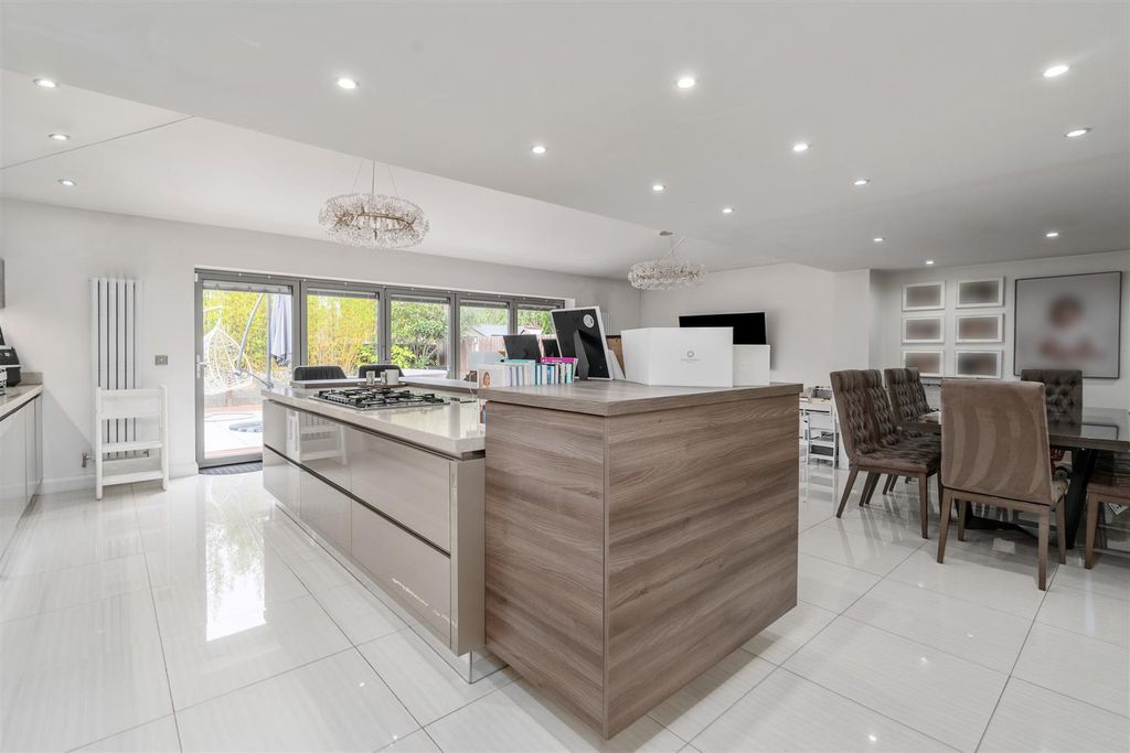 Property photo 2 of 20 47 Radlow Crescent_10.Jpg