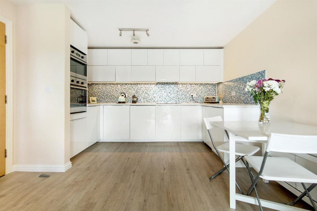 Property photo 3 of 11 Kitchen