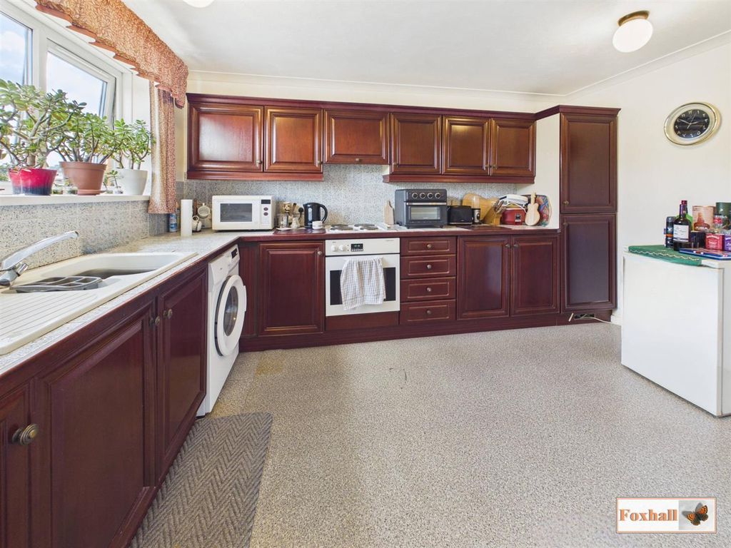 Property photo 2 of 17 Kitchen