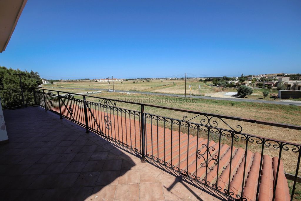 Property photo 2 of 27