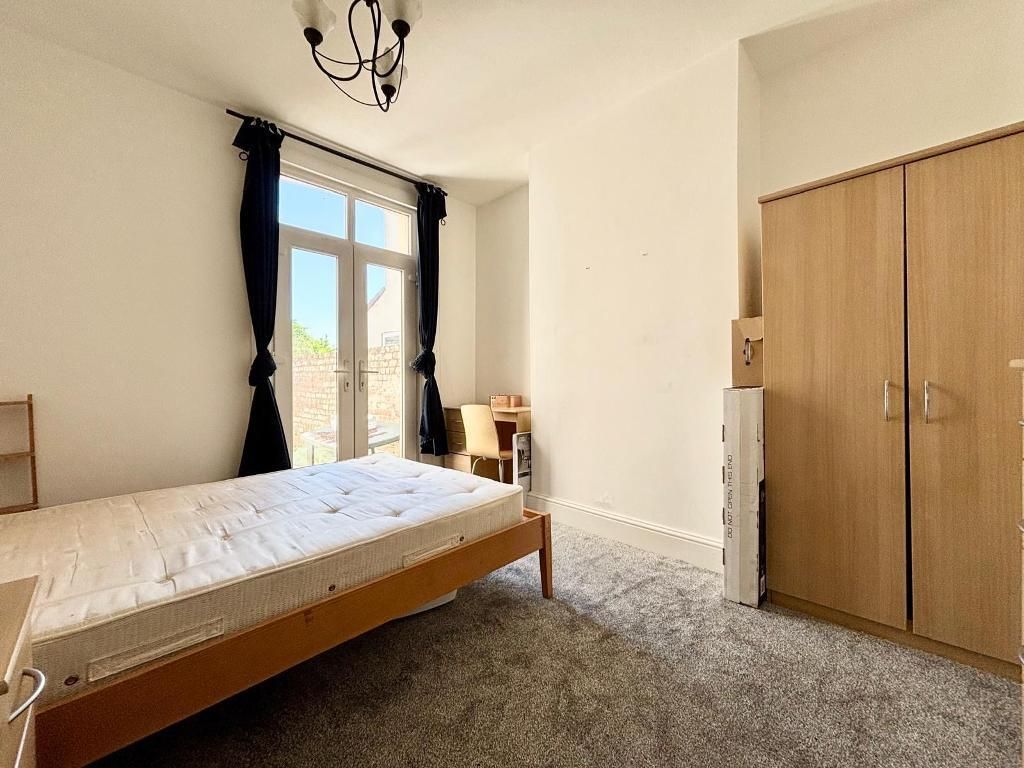 Property photo 3 of 11 Reception 2