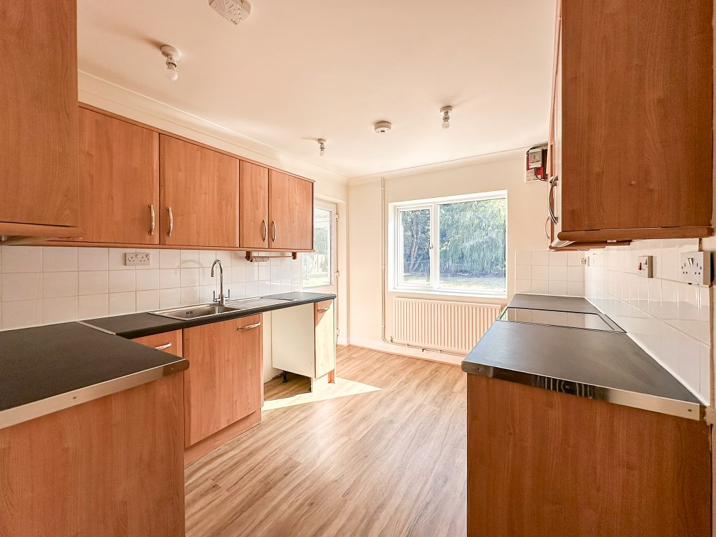 Property photo 2 of 27 Kitchen (3)