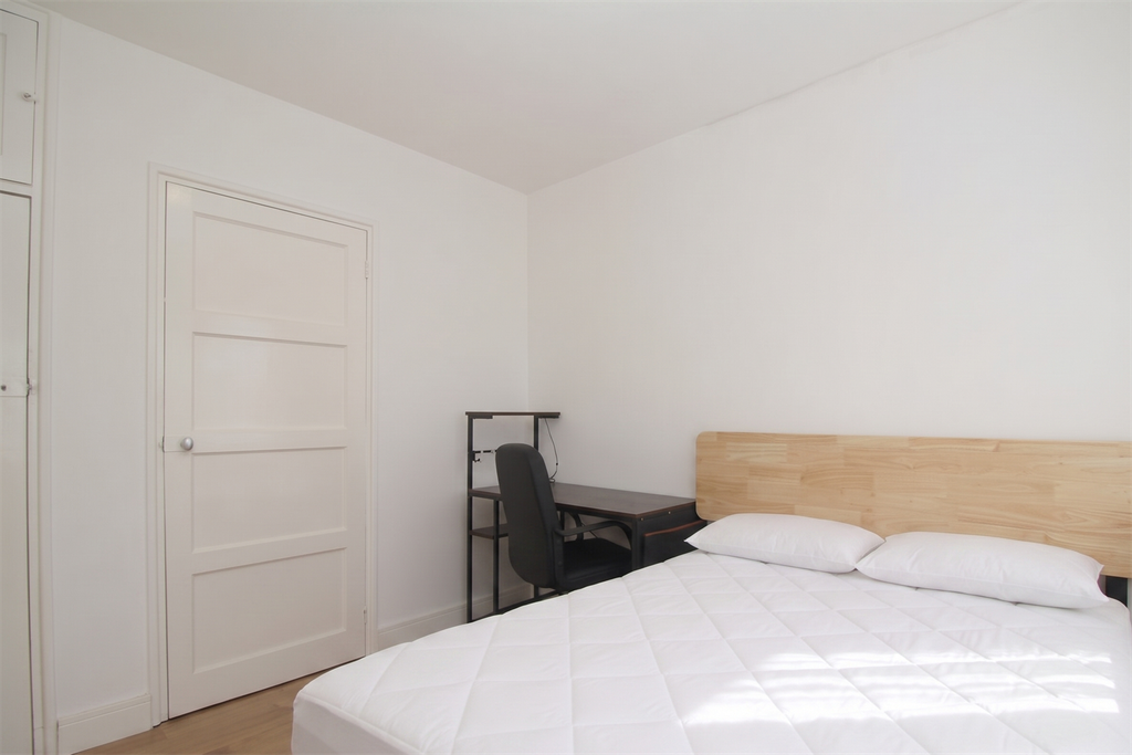 Property photo 2 of 15 Bedroom