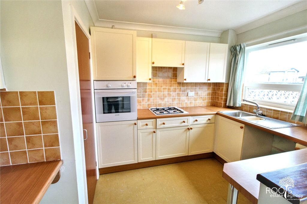 Property photo 3 of 10 Kitchen