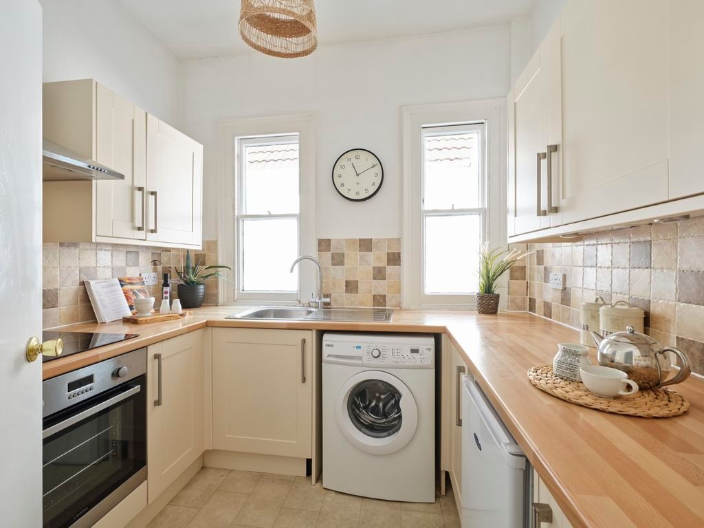 Property photo 3 of 11 Kitchen