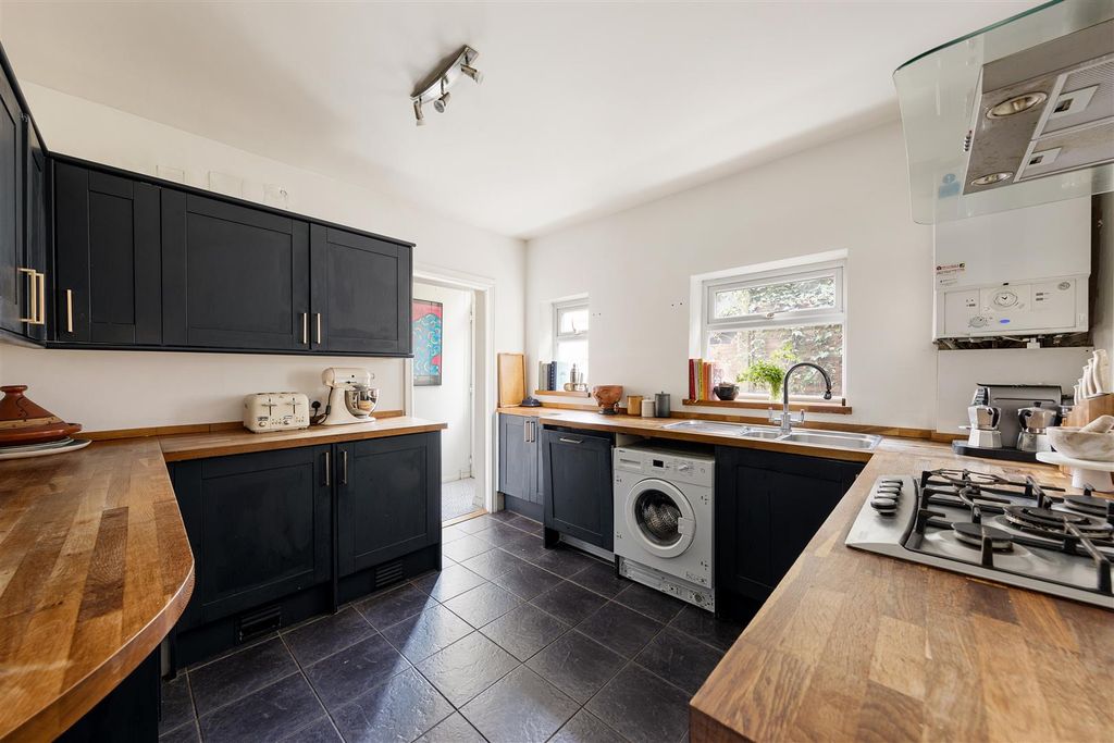 Property photo 3 of 35 Lyndhurst Drive, E10