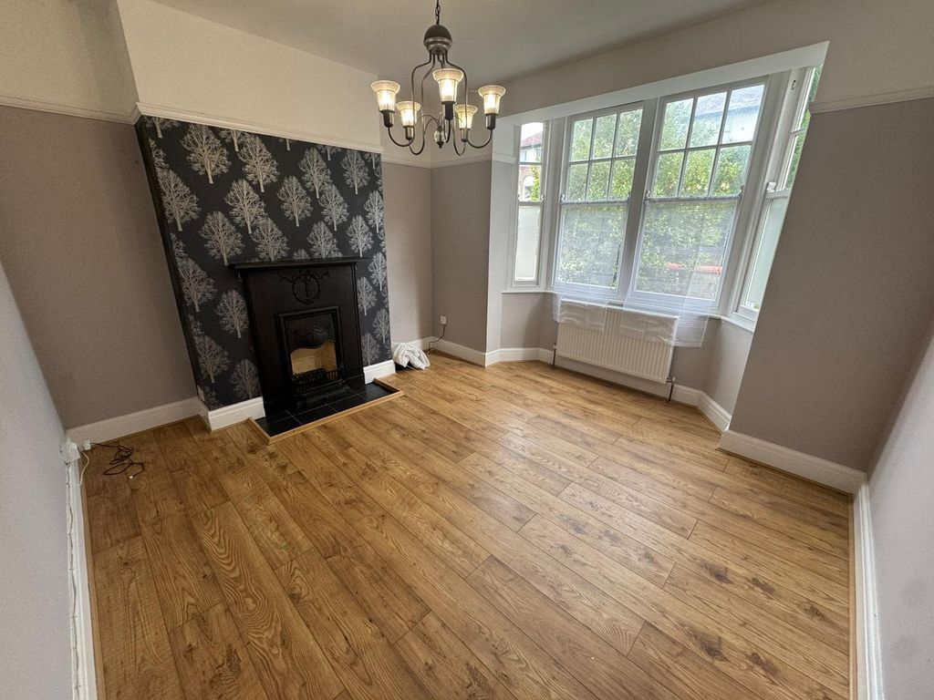 Property photo 3 of 17 4F90d179-1E85-4B49-Ab3A-c7571B9B723B