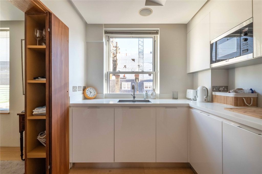 Property photo 3 of 11 Kitchen