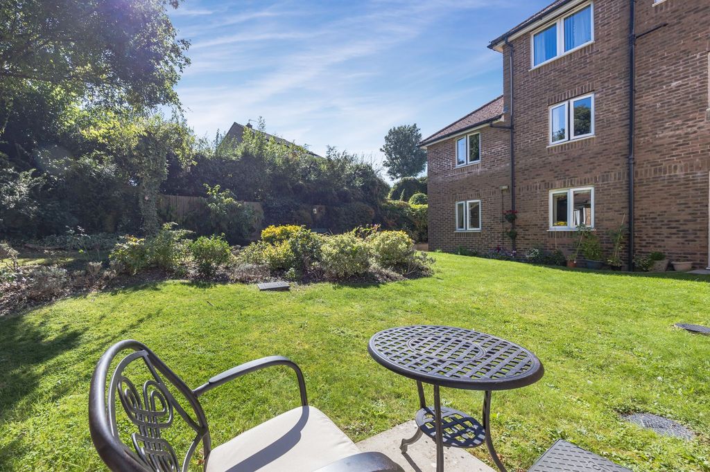 Property photo 2 of 18 Communal Gardens Summer
