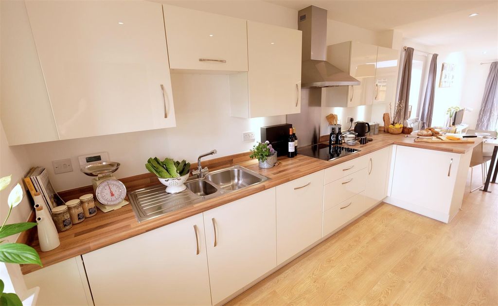 Property photo 3 of 12 Stamford Kitchen 2.Jpg