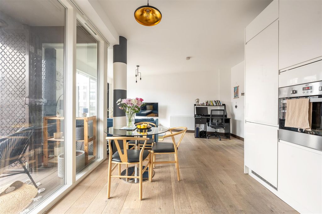 Property photo 3 of 20 Smeed Road, E3