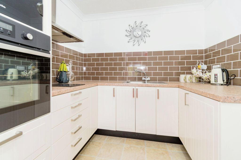 Property photo 2 of 10 Kitchen
