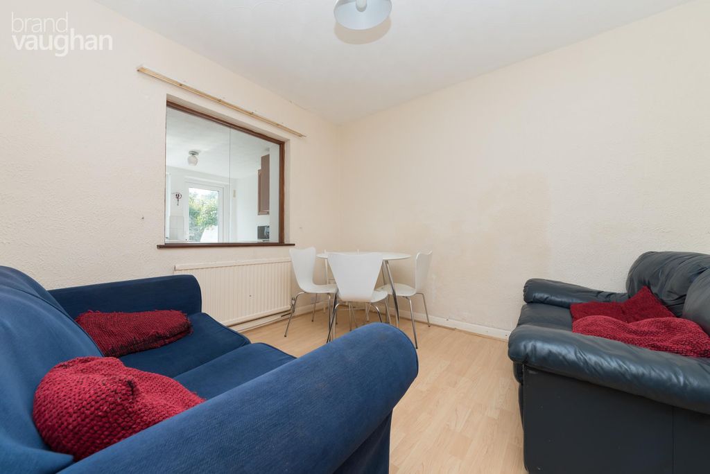 Property photo 3 of 12 Lounge