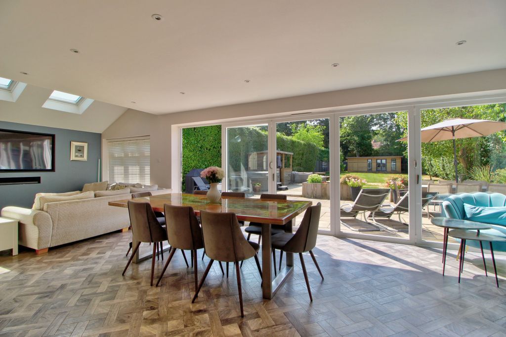 Property photo 3 of 27 Open Plan Family Room With Large Bi-Folds