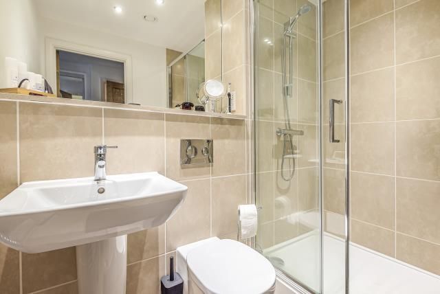 Property photo 2 of 21 Bathroom
