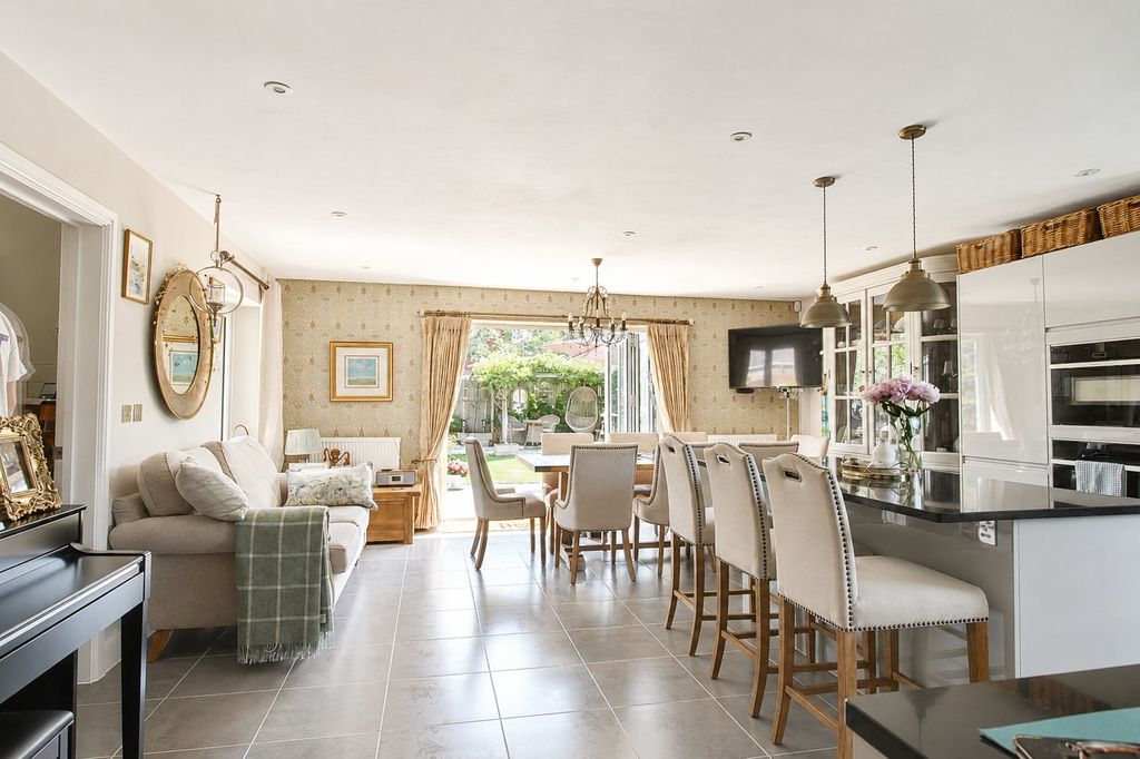 Property photo 3 of 36 Kitchen-Breakfast-Family Room To Garden