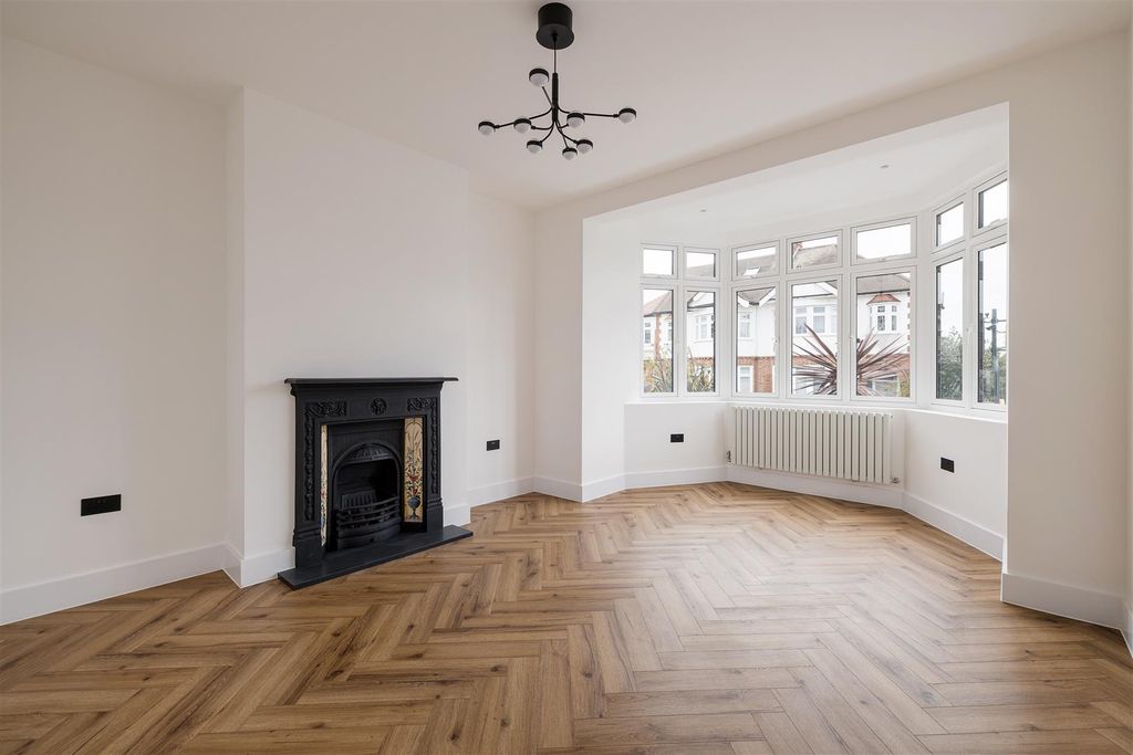 Property photo 3 of 54 Charteris Road, Ig8