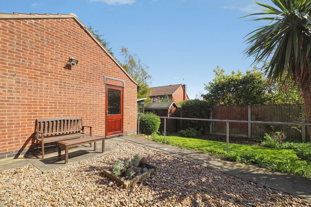 Property photo 3 of 18 Garden & Garage