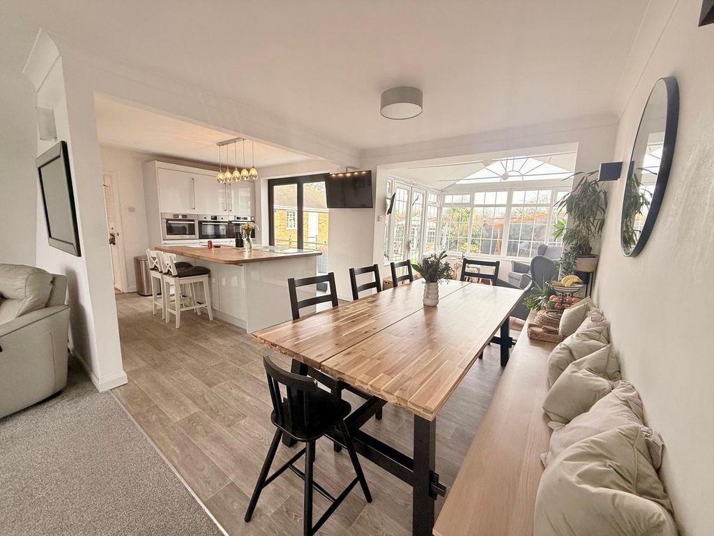 Property photo 2 of 20 7A26970B-F6E2-4027-A46E-8Fec471c2810