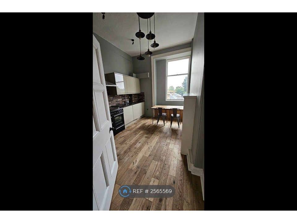 Property photo 3 of 10 Kitchen