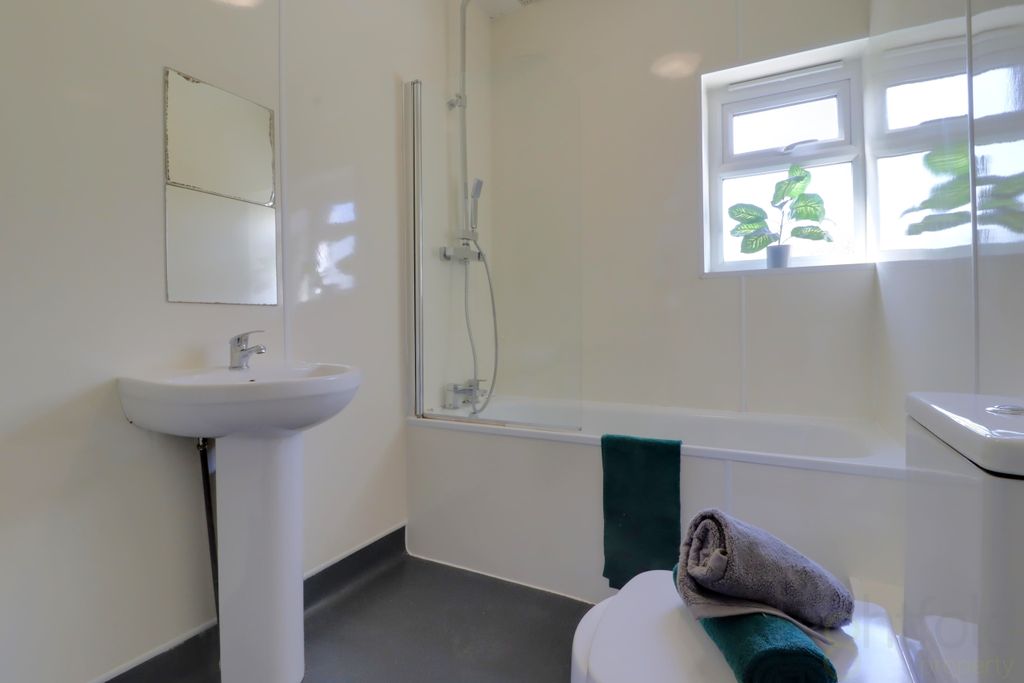 Property photo 3 of 10 Bathroom