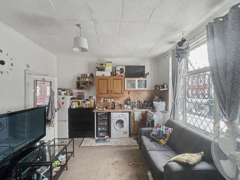 Property photo 3 of 15 107 Fulham Palace Road, London W6 8Ja