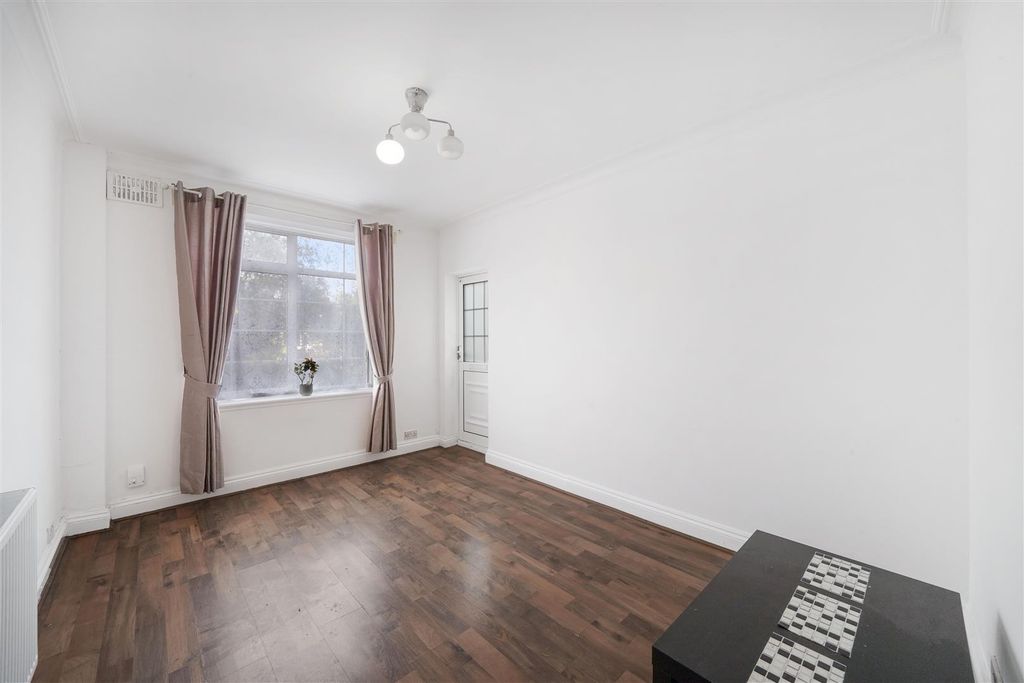 Property photo 3 of 15 91 Carmel Court Kings Drive Wembley Ha9 9Jg - 004.