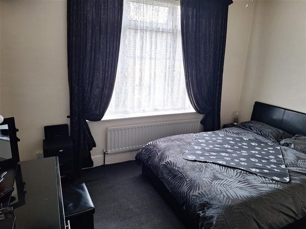 Property photo 1 of 5 Bed 1