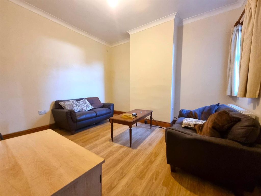 Property photo 3 of 12 Lounge