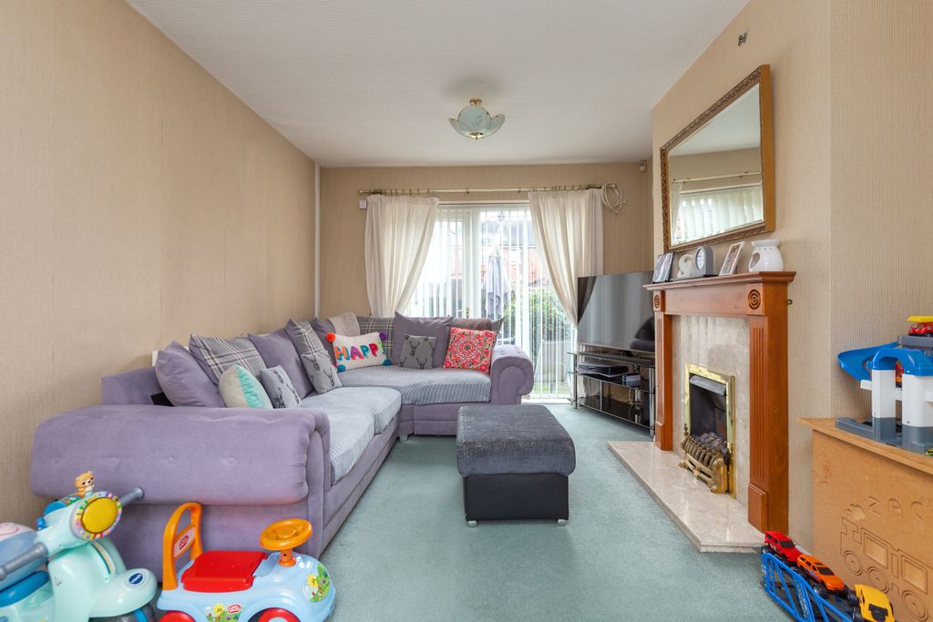 Property photo 3 of 16 4 Silsden Avenue-9