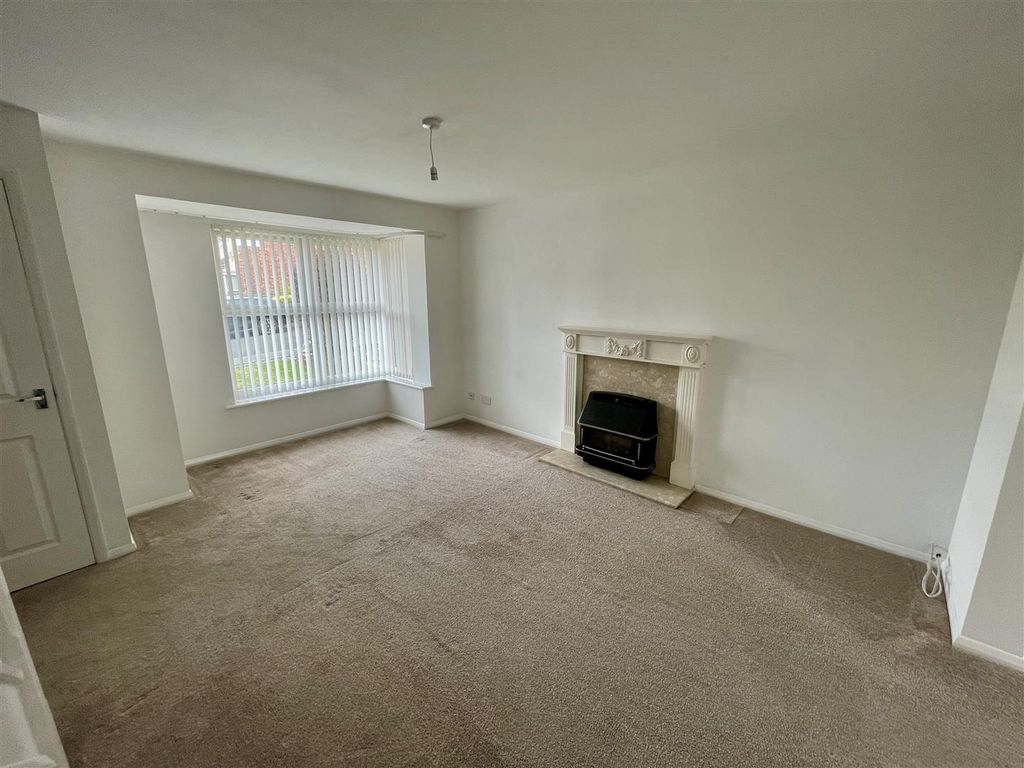 Property photo 3 of 18 Lounge