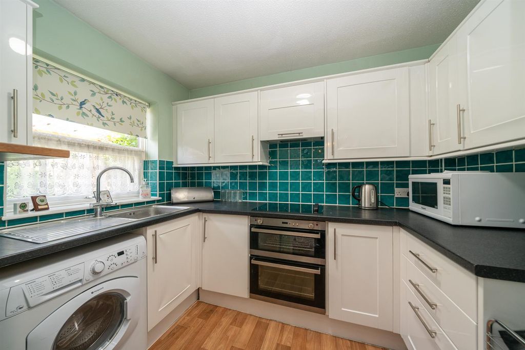 Property photo 3 of 12 Kitchen