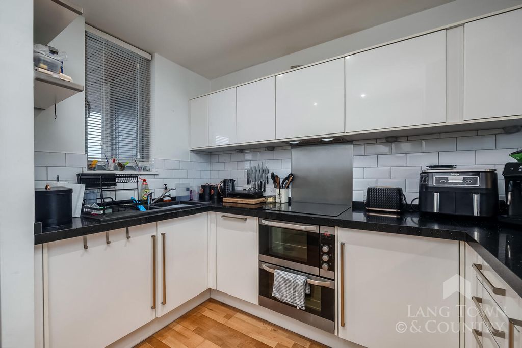 Property photo 2 of 10 Kitchen