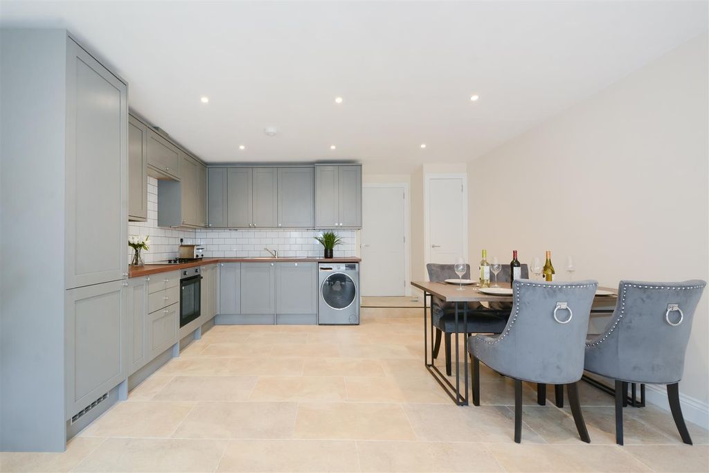 Property photo 2 of 20 Reception/Kitchen