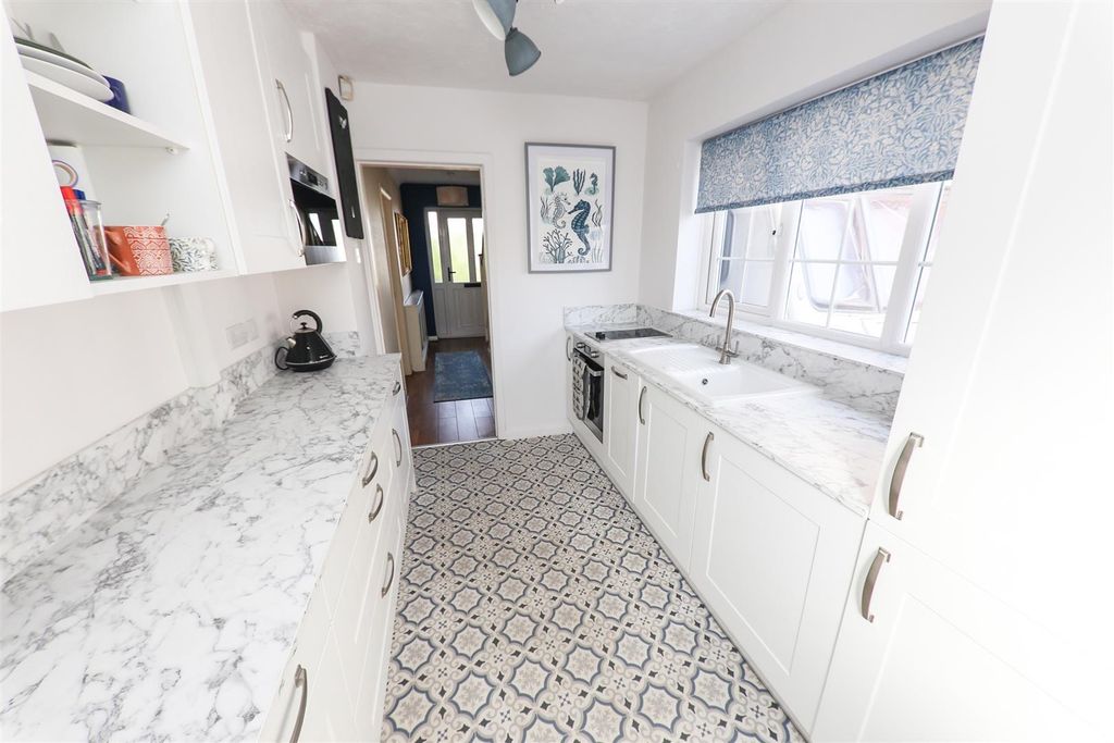 Property photo 3 of 19 Kitchen