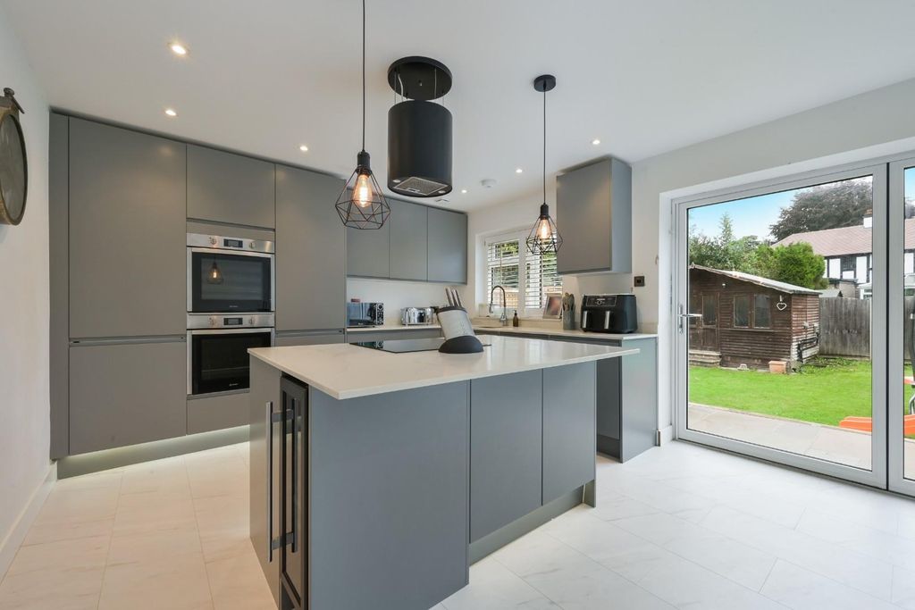 Property photo 2 of 15 Ashurst Road (3).Jpg