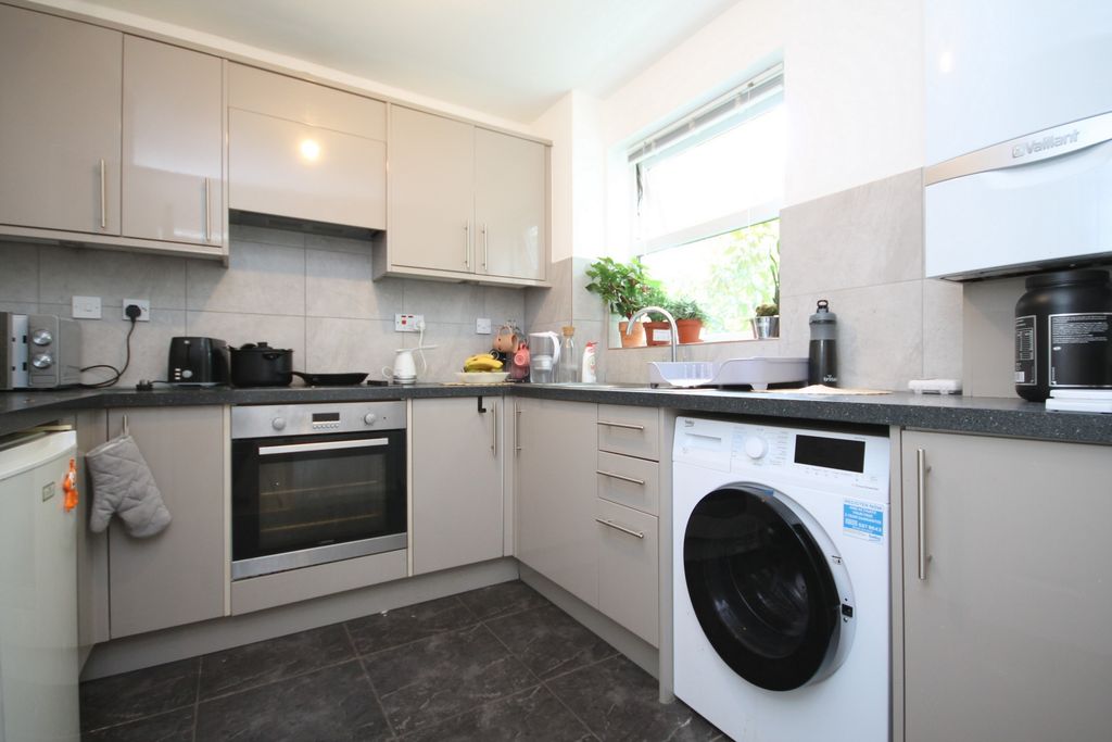 Property photo 2 of 7 Kitchen
