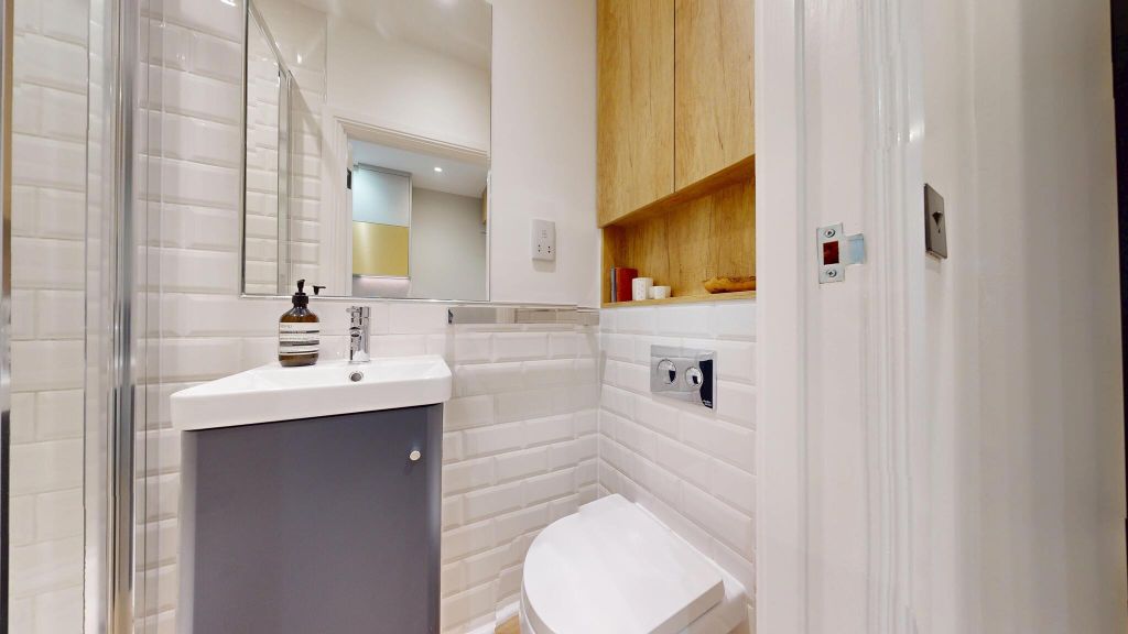 Property photo 3 of 13 Bathroom