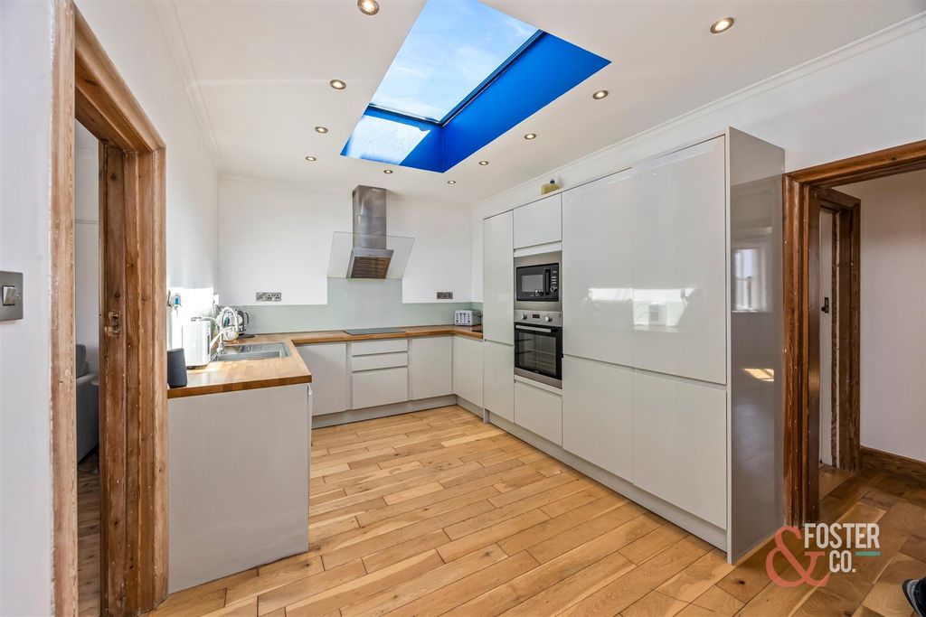 Property photo 2 of 17 Montefiore Road, 32 First Floor Flat-007.Jpg