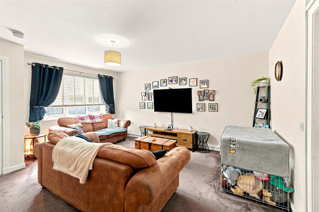 Property photo 2 of 41 19 Mailer Way, Perth (8 Of 41).Jpg
