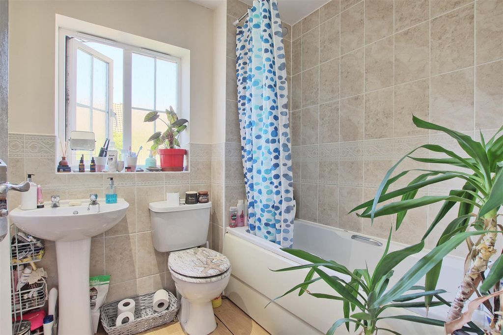 Property photo 1 of 9 Bathroom.Jpg