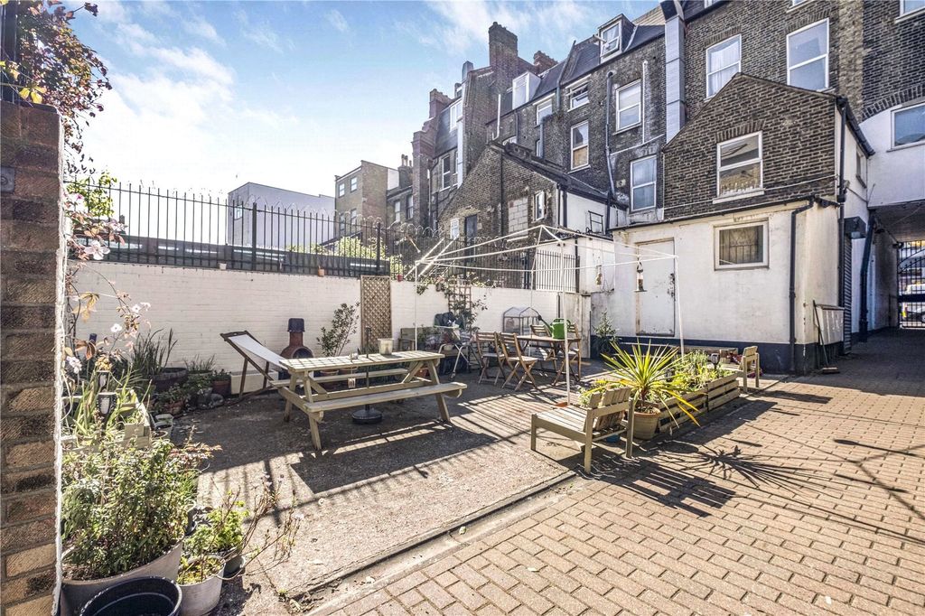 Property photo 3 of 7 Communal Courtyard