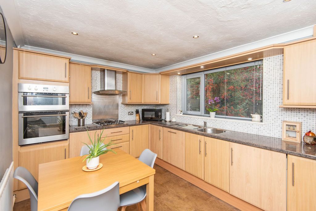 Property photo 3 of 21