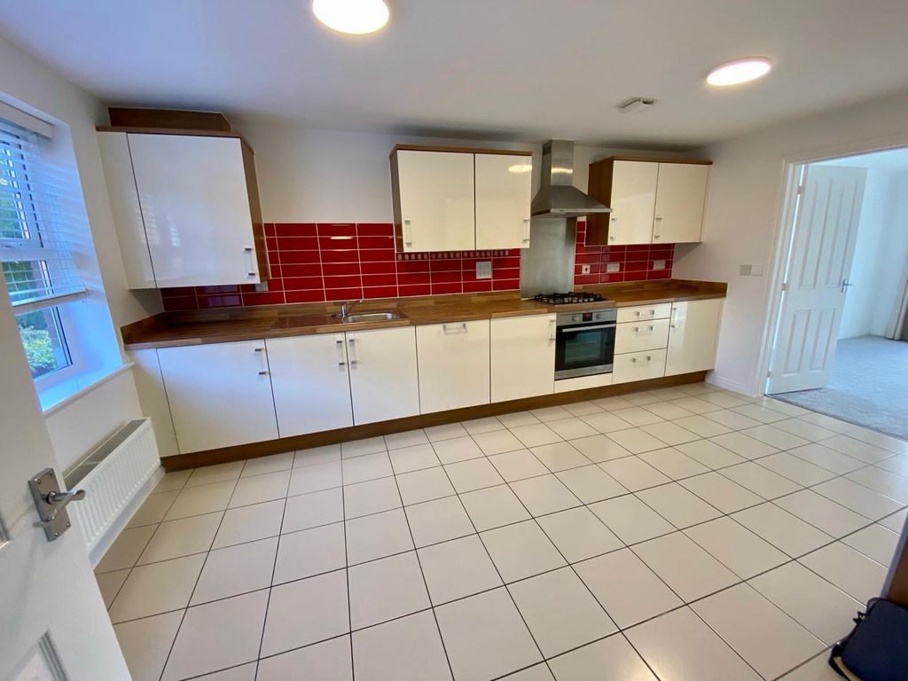 Property photo 3 of 19 Kitchen