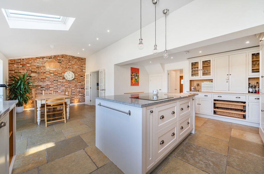 Property photo 2 of 14 1493935-9-6A58Bce...