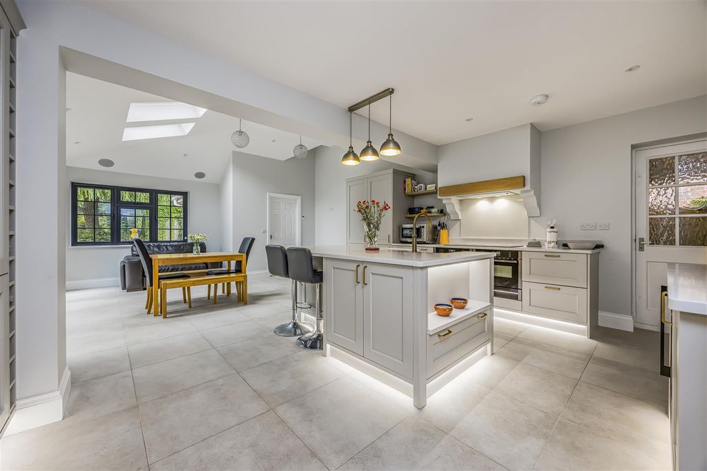 Property photo 2 of 32 Hollyhill House, Hollybank Lane, Emsworth-Porticom