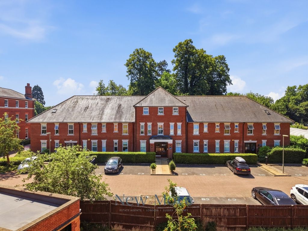 Property photo 1 of 18 An Incredible Two Bedroom, Two Bathroom Apartment With Two Parking Spaces In The Prestigious Chichester House, Epsom Kt19