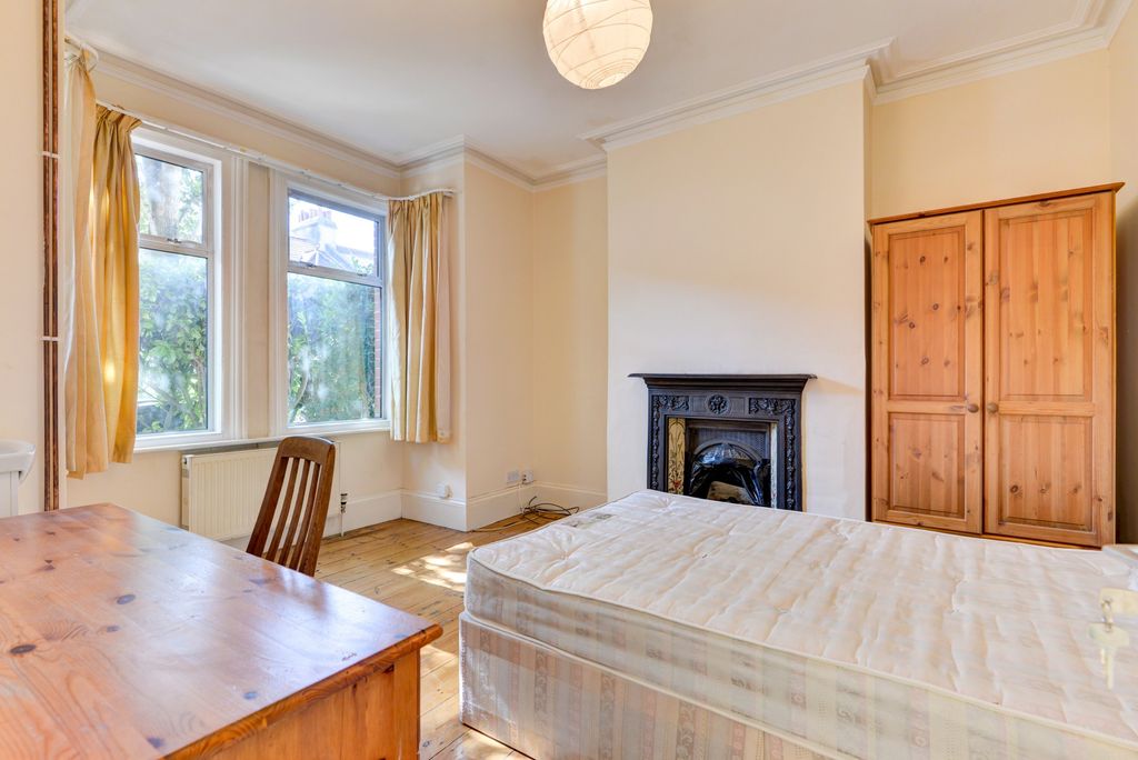 Property photo 3 of 19 Bright, Well-Presented Double Bedroom With A Large...